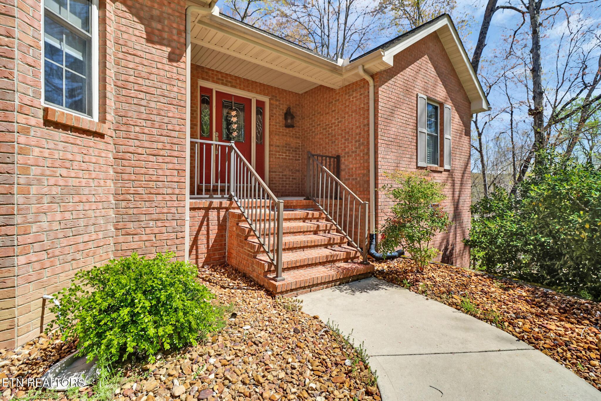 Image 4: Front Entrance