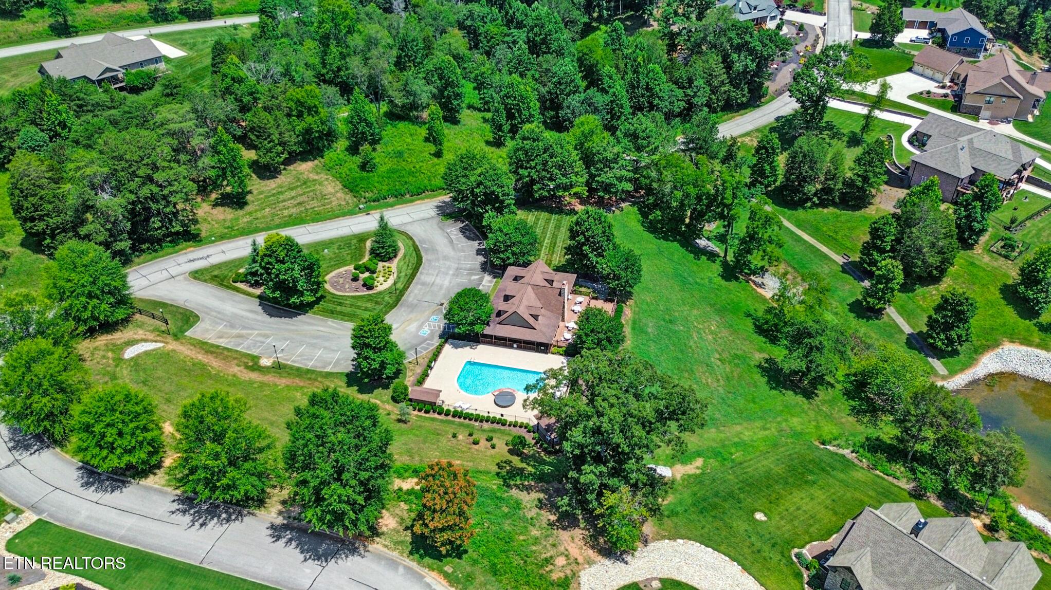 Image 3: clubhouse with pool