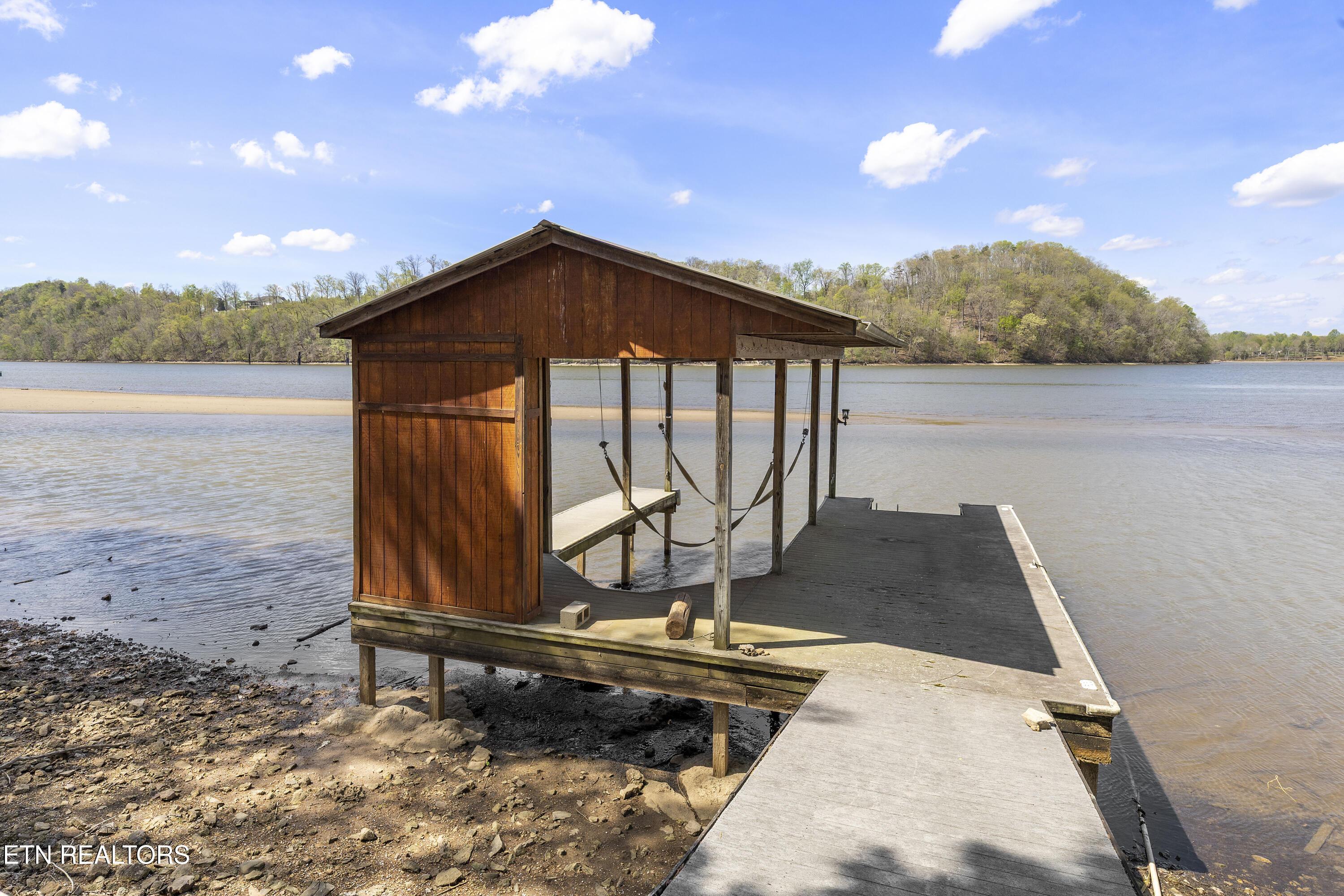 Image 4: Private Dock Lakefront