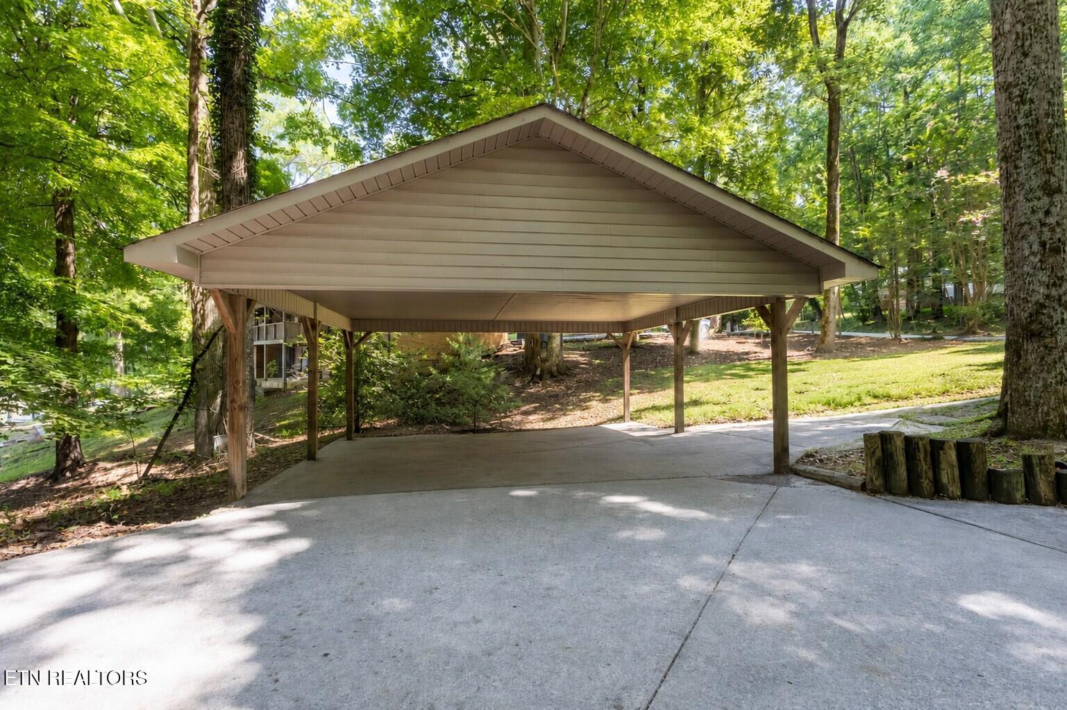 Image 3: Carport