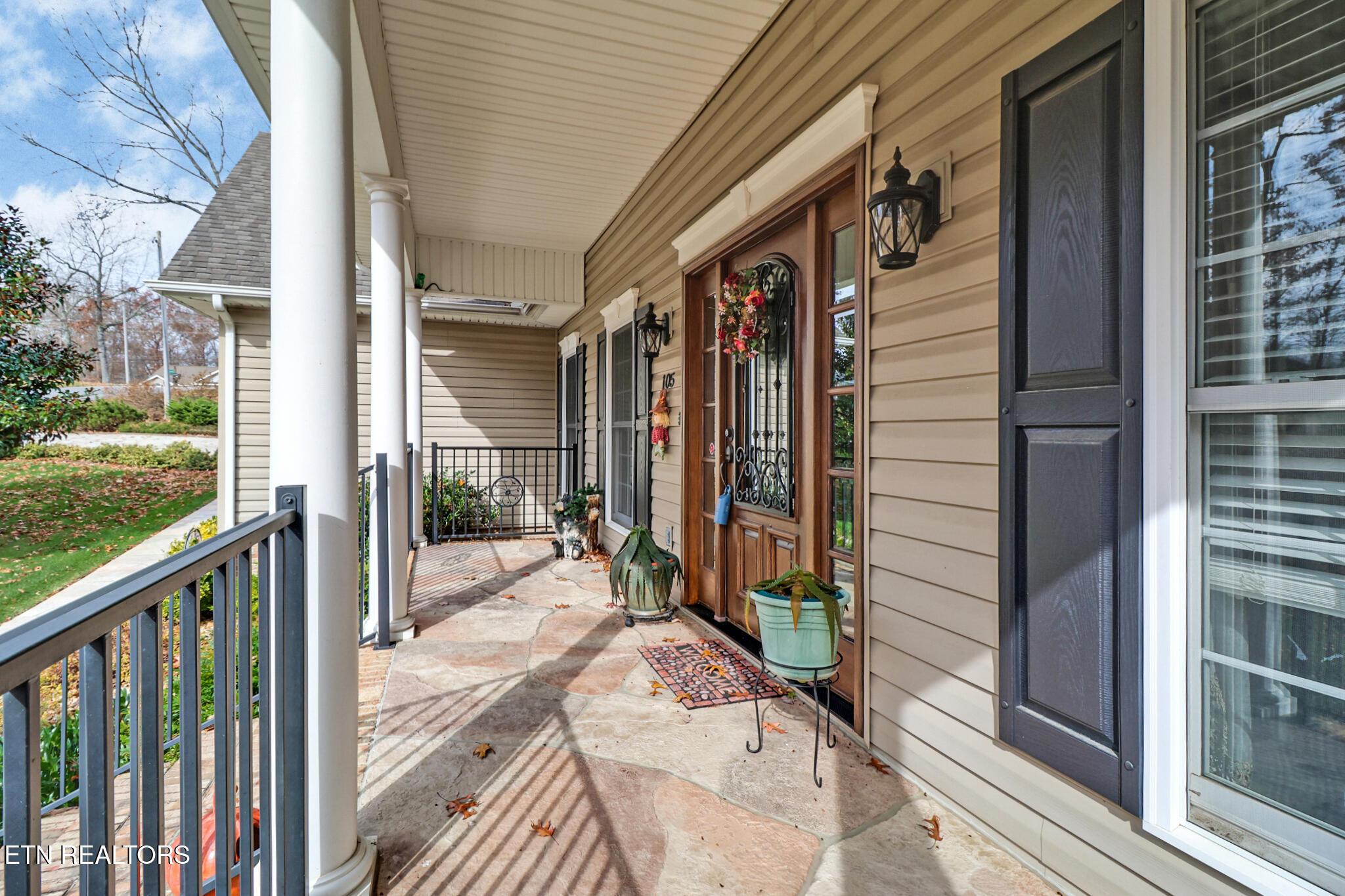 Image 3: LARGE COVERED FRONT PORCH