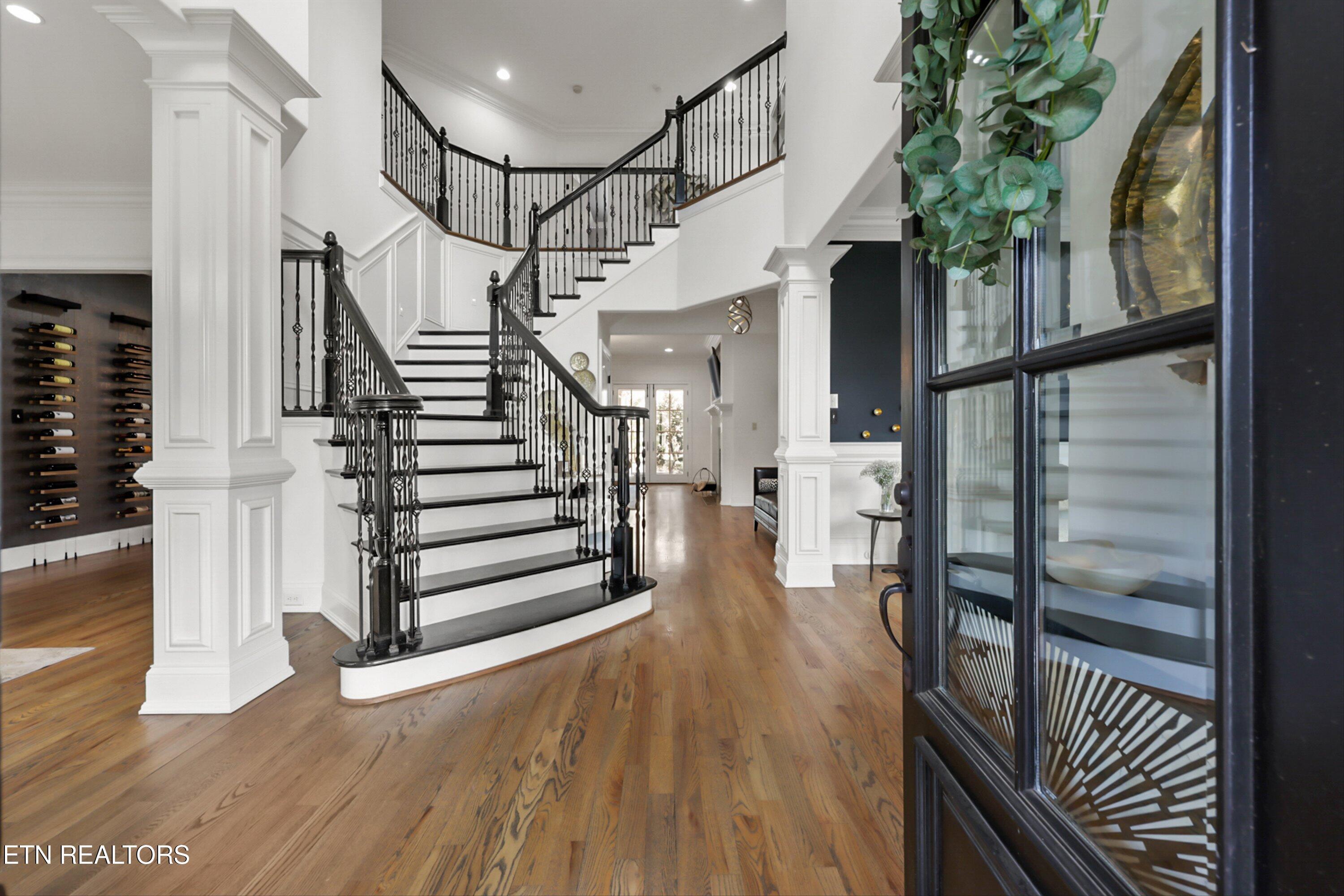 Image 4: Entrance foyer