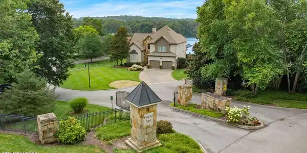210 Casa Del Lago Way