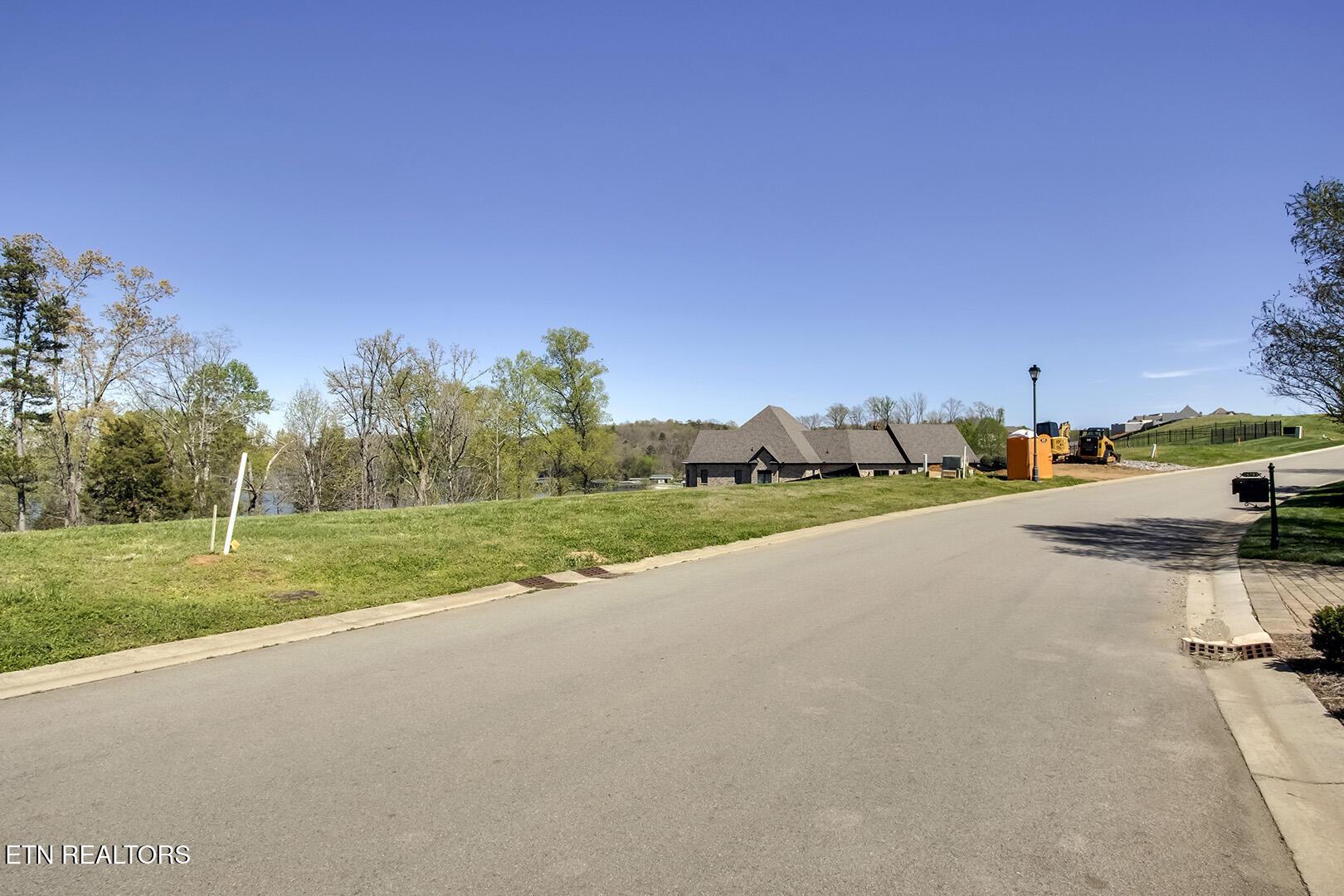 Image 4: 04_LighthousePointeDr_16718_Street_E-SE