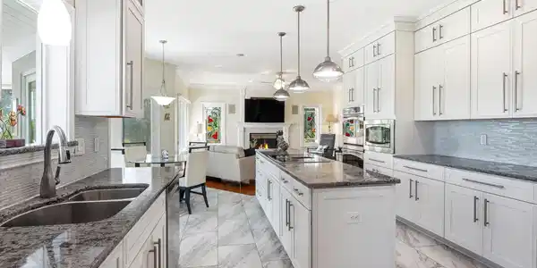 Image 4: Kitchen