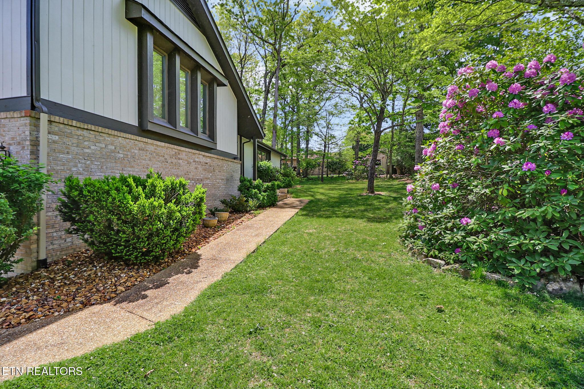 Image 4: FRONT WALKWAY