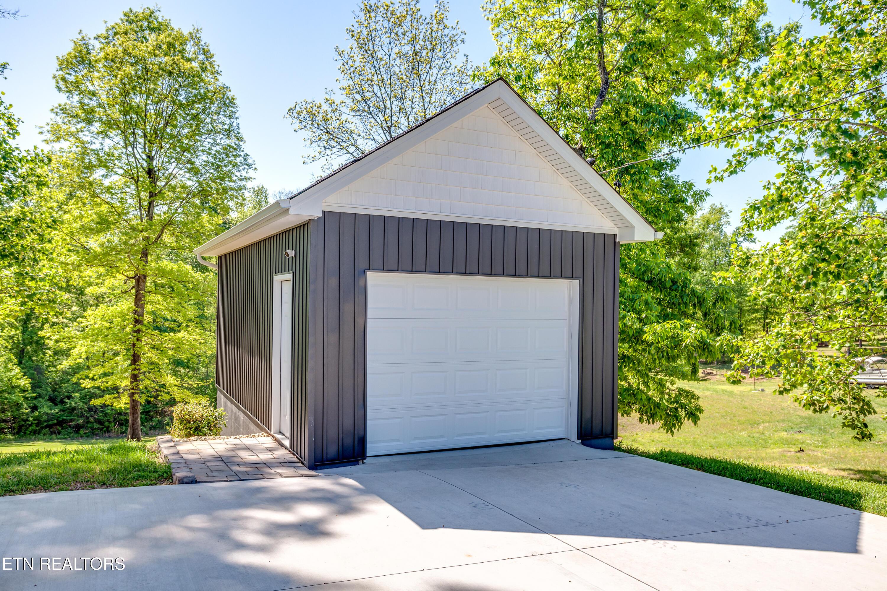 Image 4: Detached garage