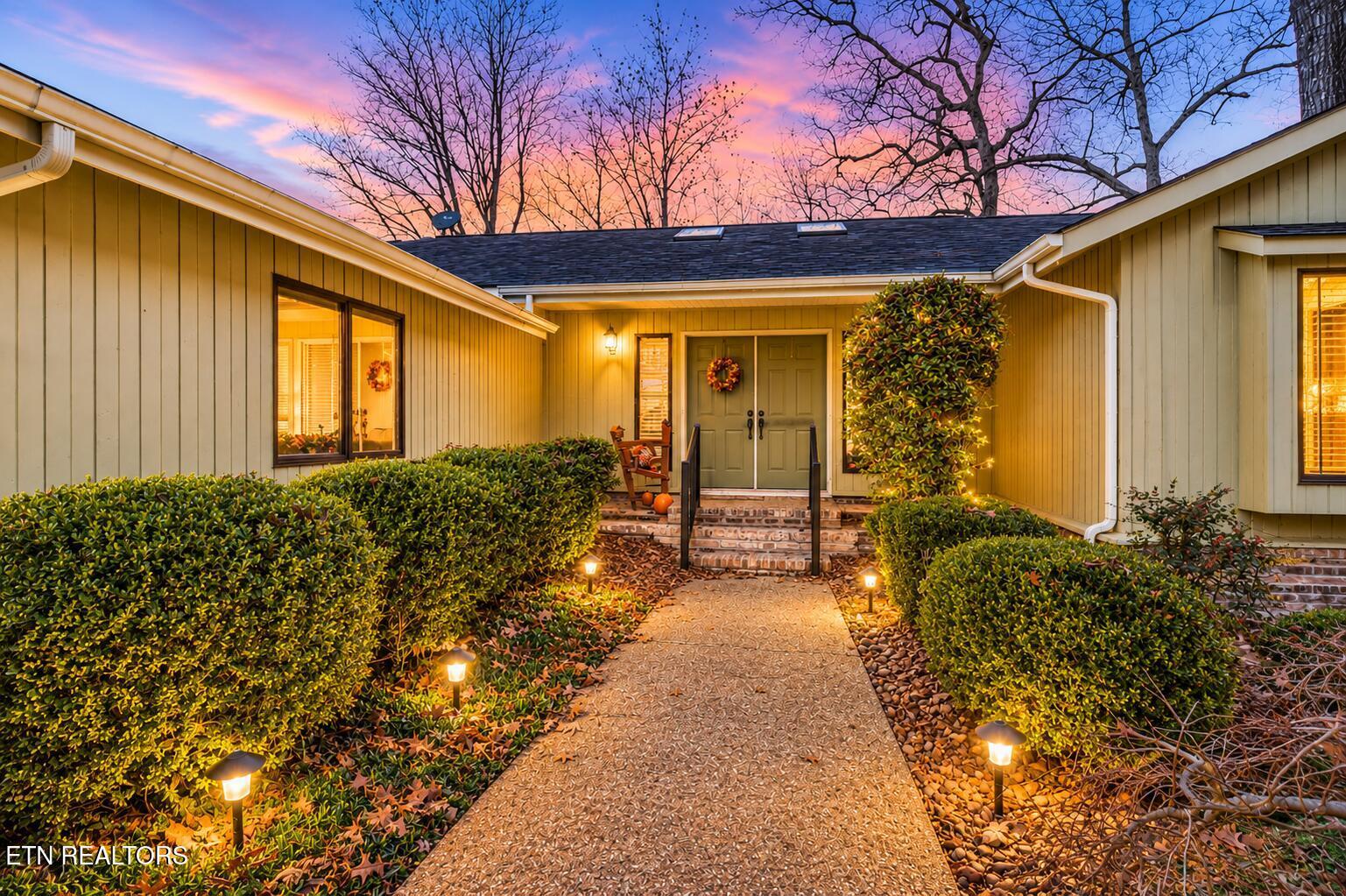 Image 3: SUNSET AT 137 SHORE LANE