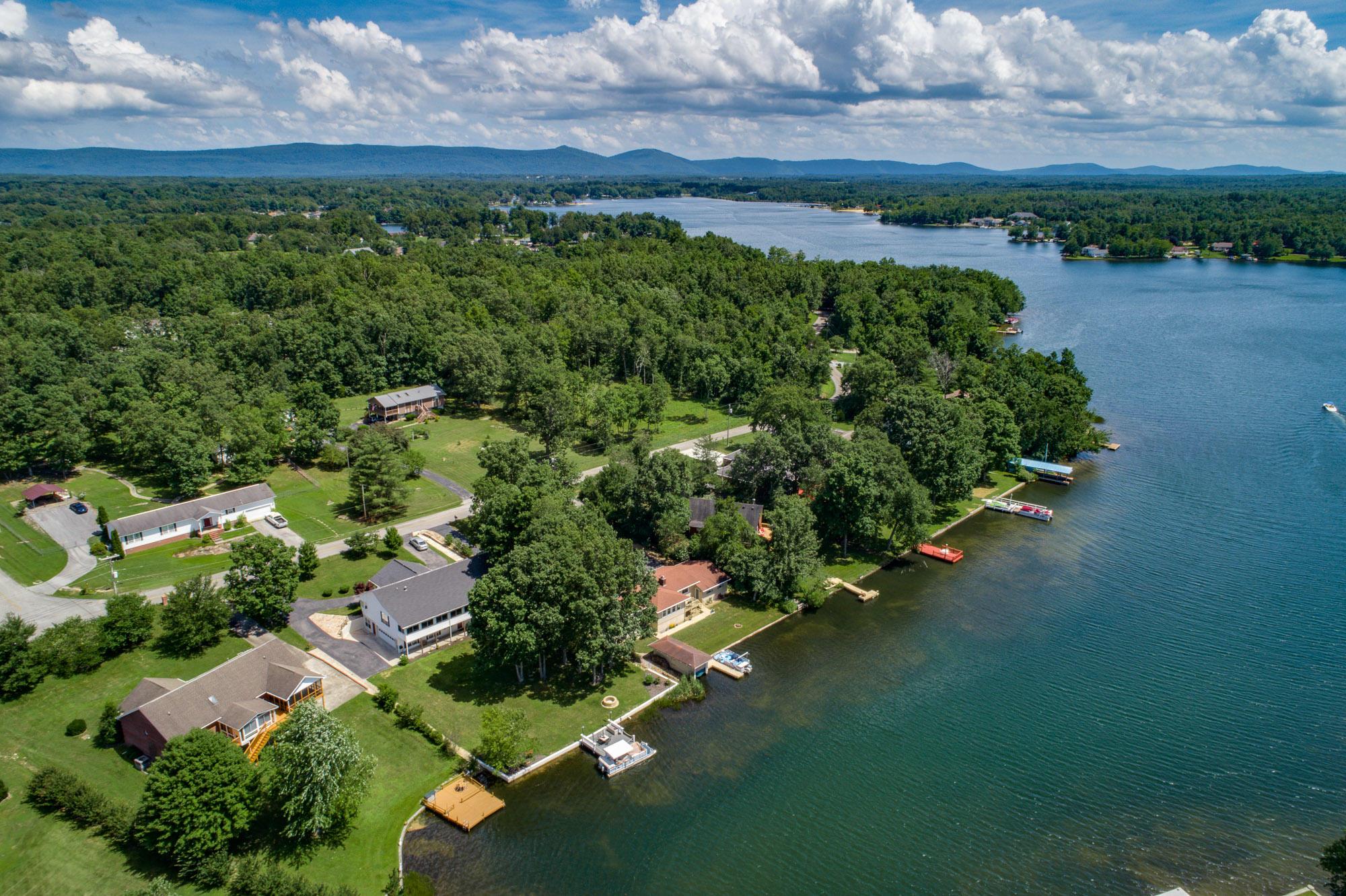 Image 4: Beautiful Open Lakefront