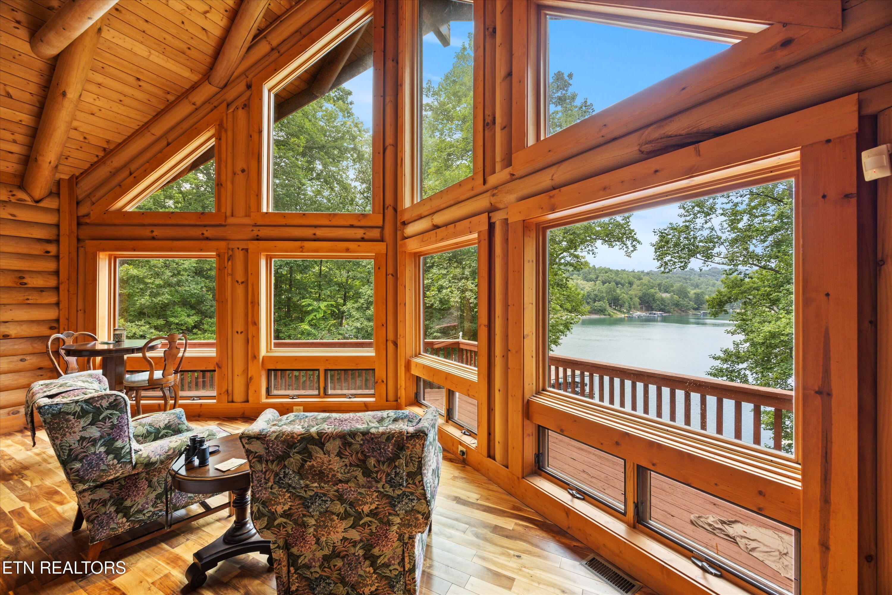 Image 4: 109-113_1981_Cove Pointe