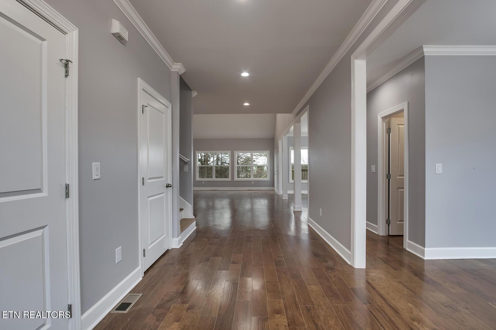 Image 4: 05_168 Amohi Way_EntryView