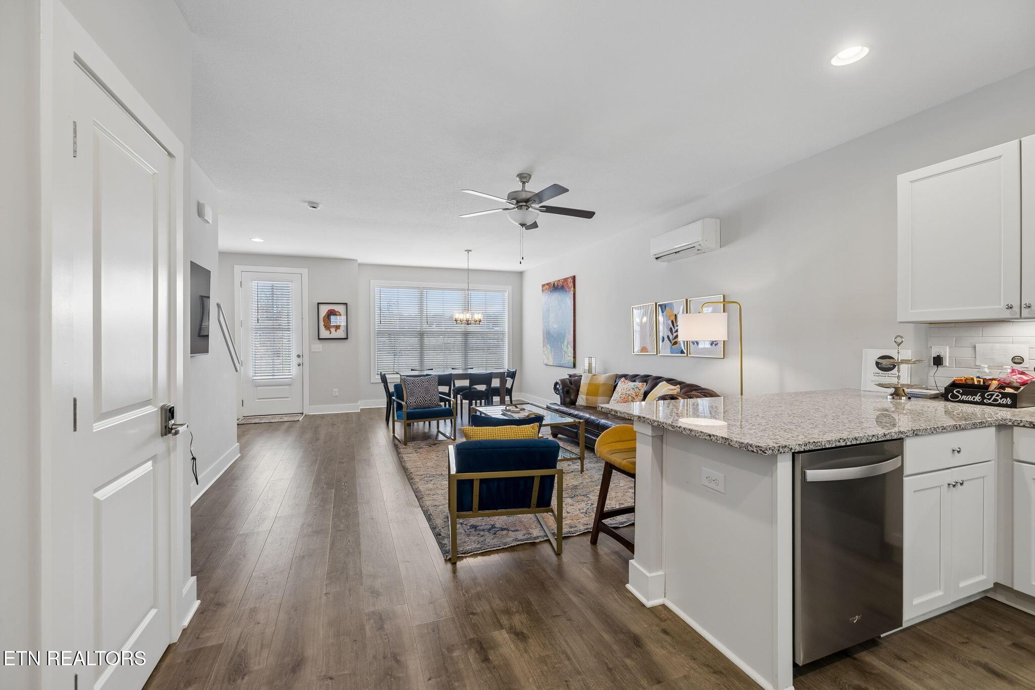 Image 4: 5-1406 Island Home Ave - 005