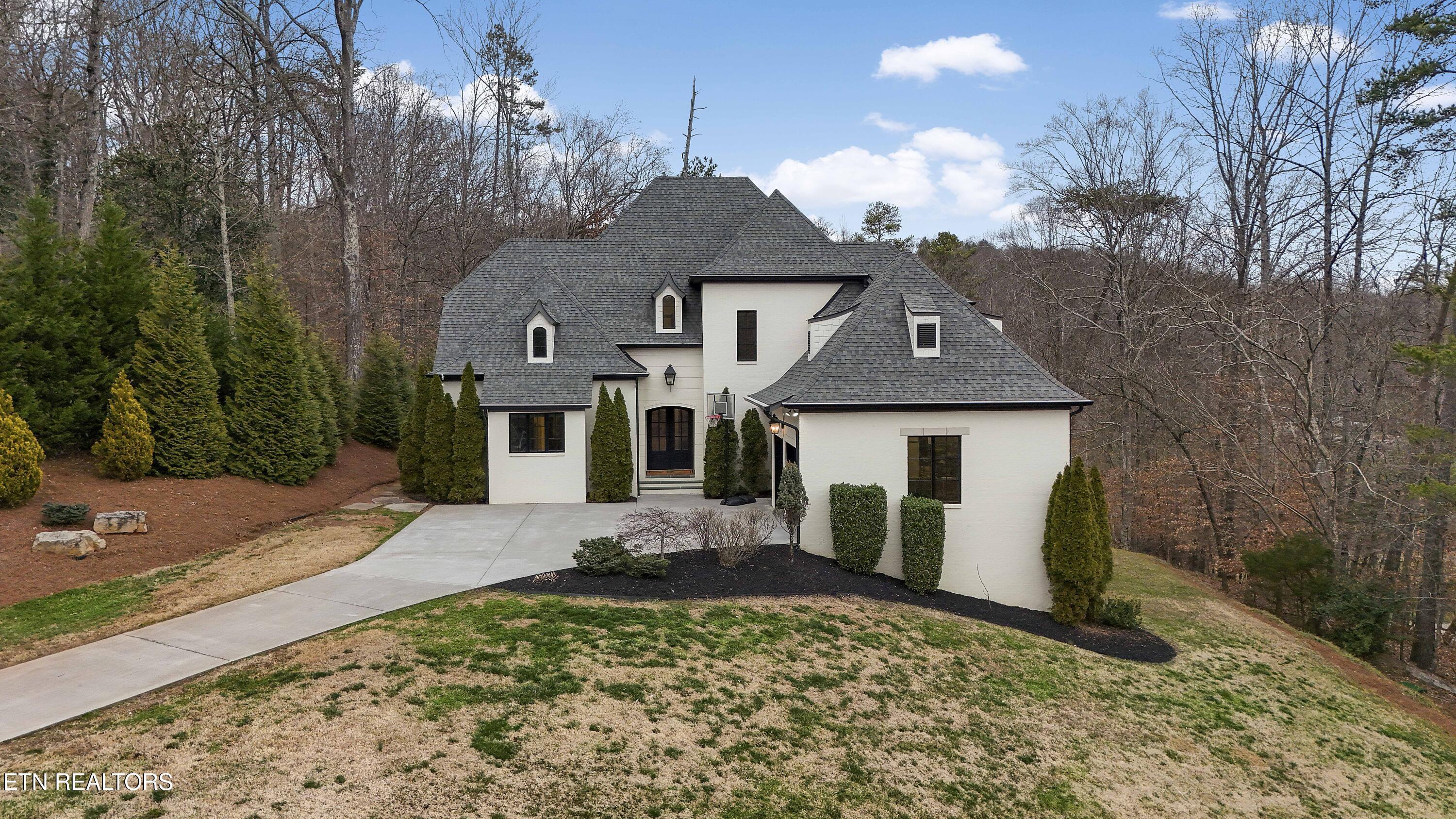 Image 2: FRONT OF HOUSE 3