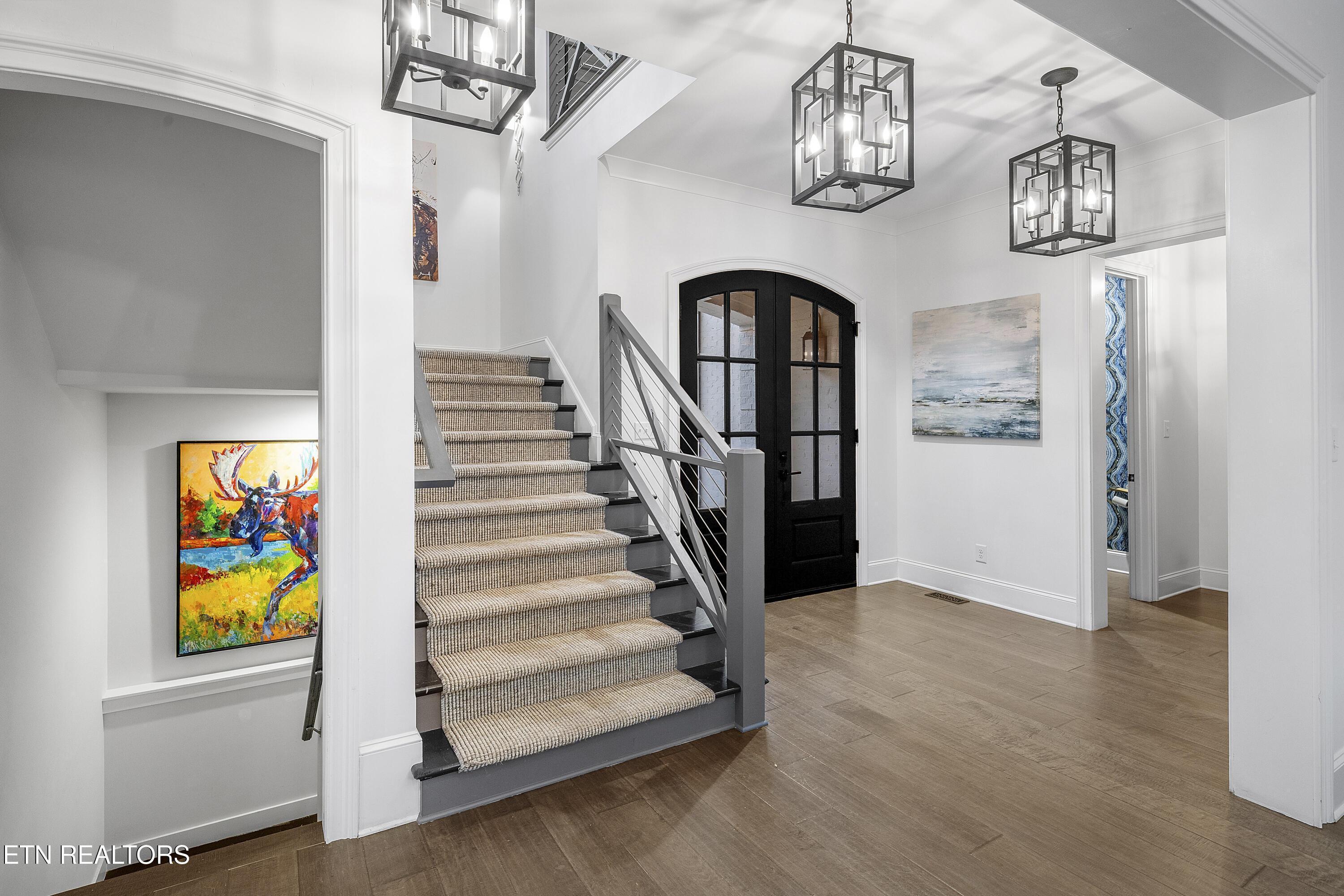 Image 4: FRONT:STAIRS