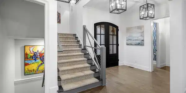 Image 4: FRONT:STAIRS