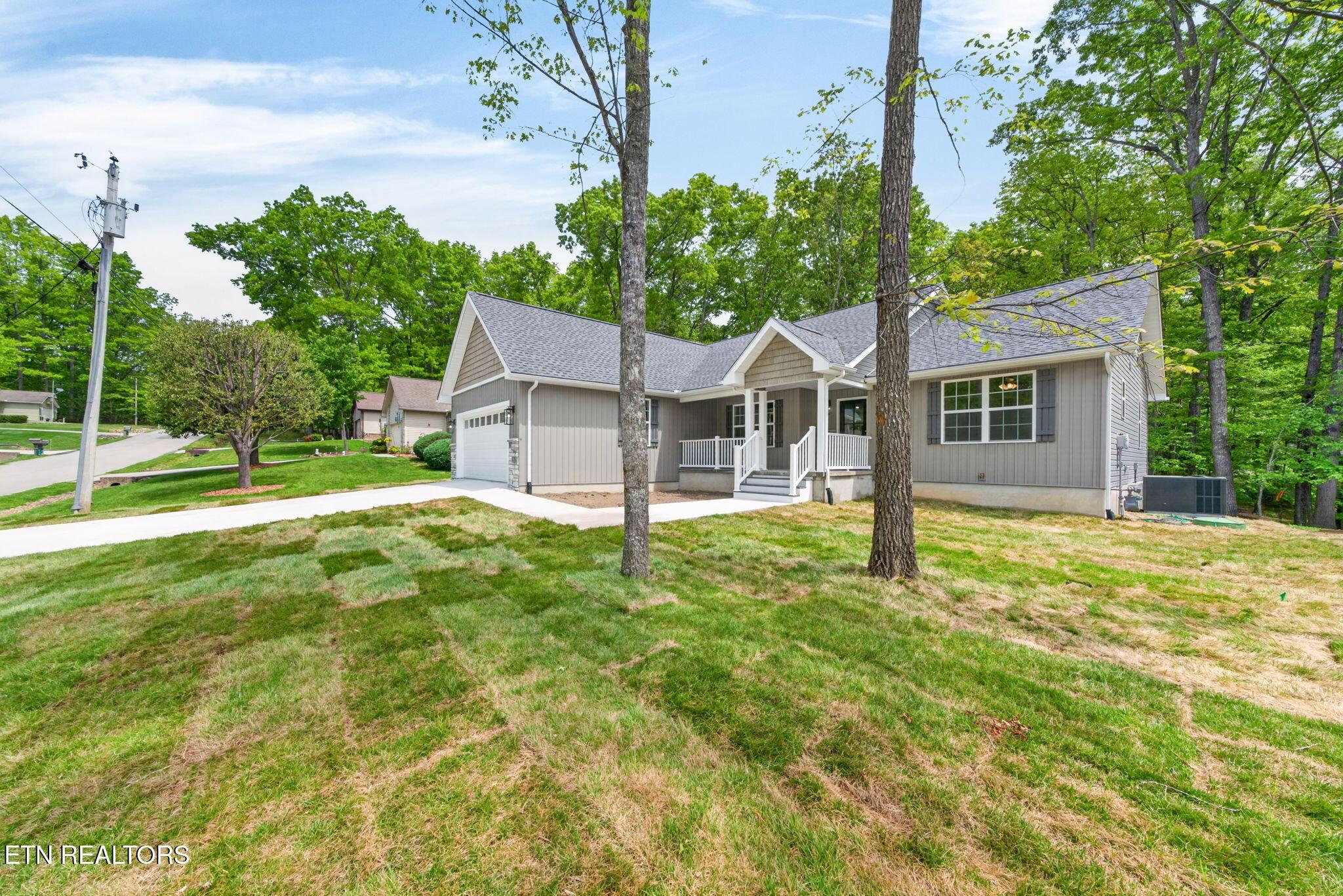 Image 3: Front Yard