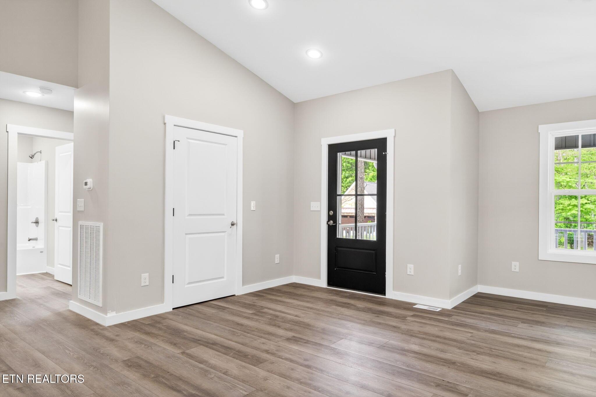 Image 4: Entry