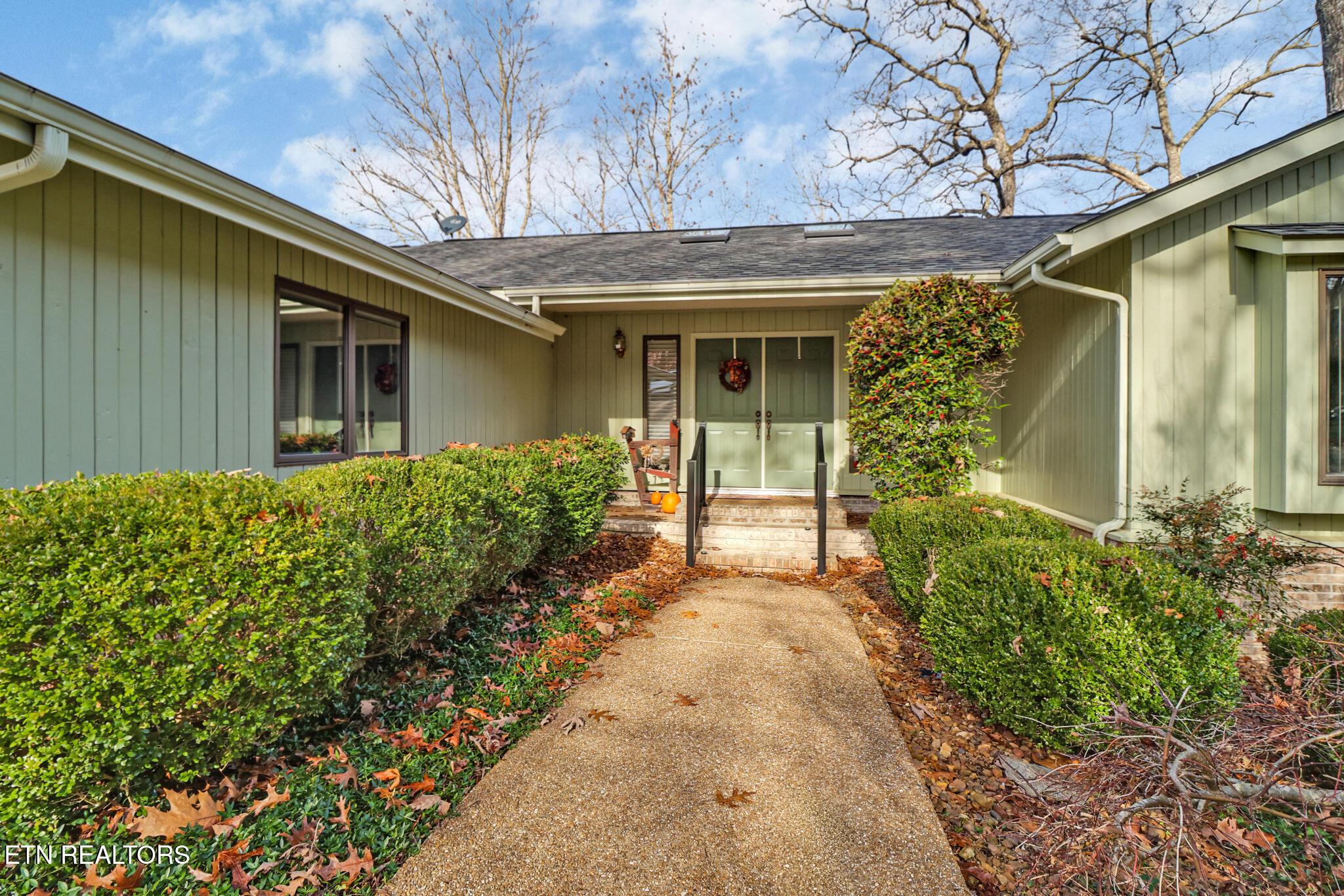 Image 4: FRONT ENTRANCE