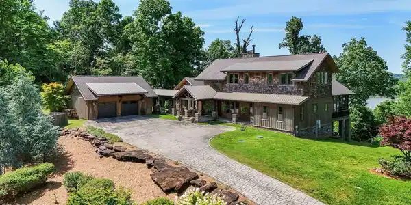 2071 River Oaks Drive