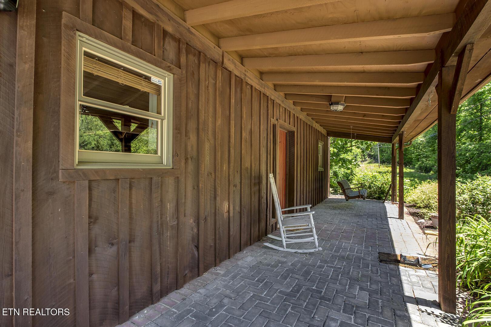 Image 4: 04_RiverRoad_4368_FrontPorch01