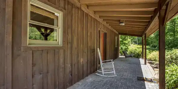 Image 4: 04_RiverRoad_4368_FrontPorch01