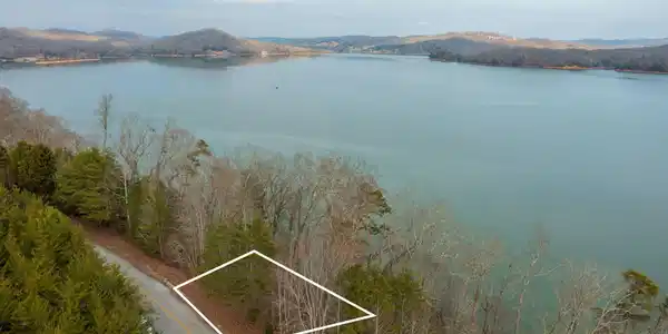 Image 2: homesandvideos aerials-10700 lines
