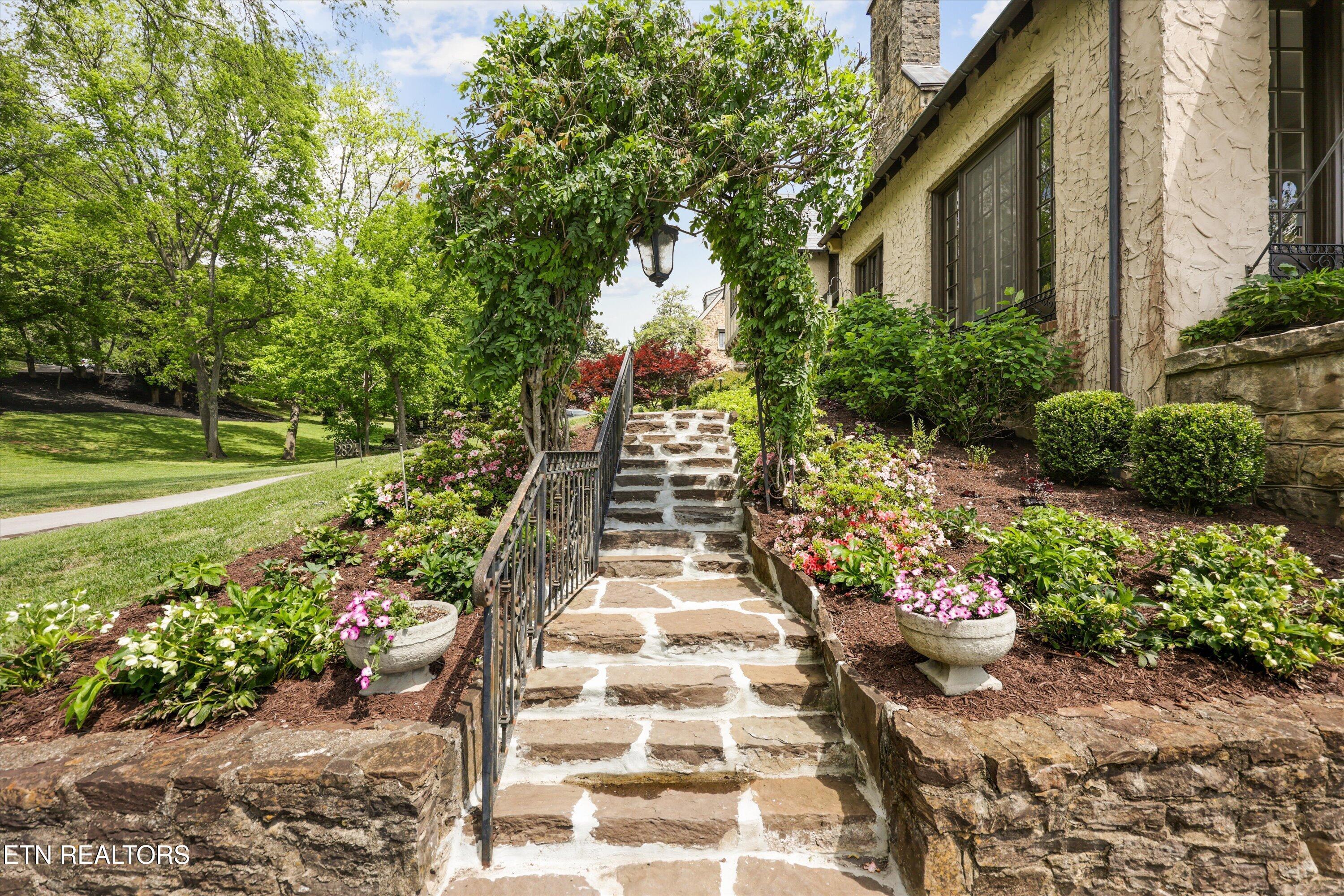 Image 4: Front Steps Arch