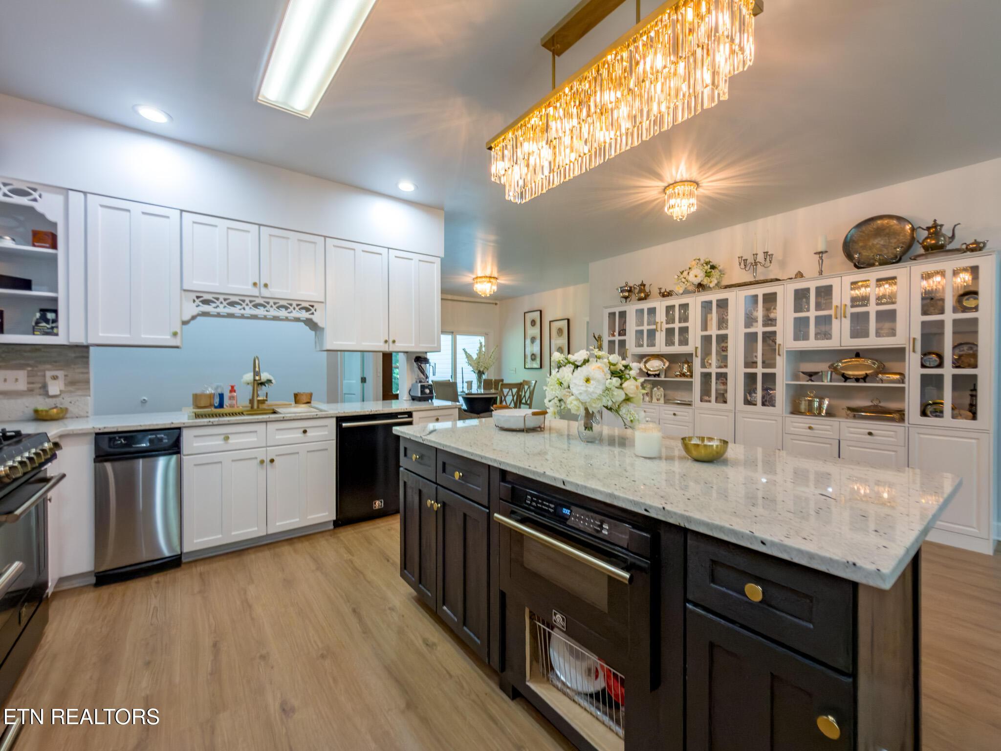 Image 4: Kitchen