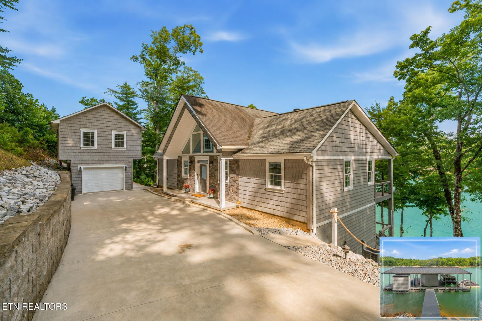 Image 1: 1779 Cove Pointe