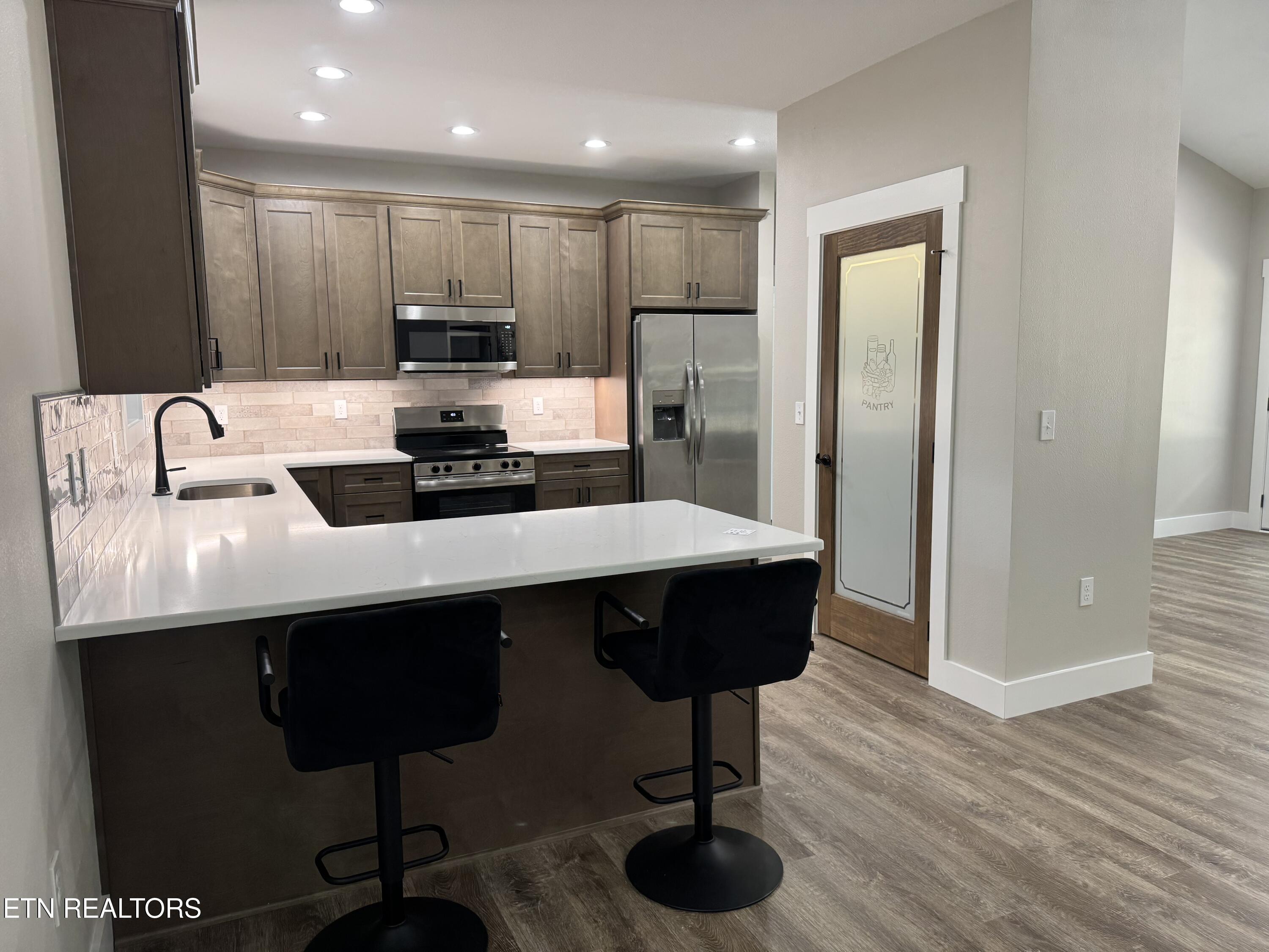 Image 4: Kitchen