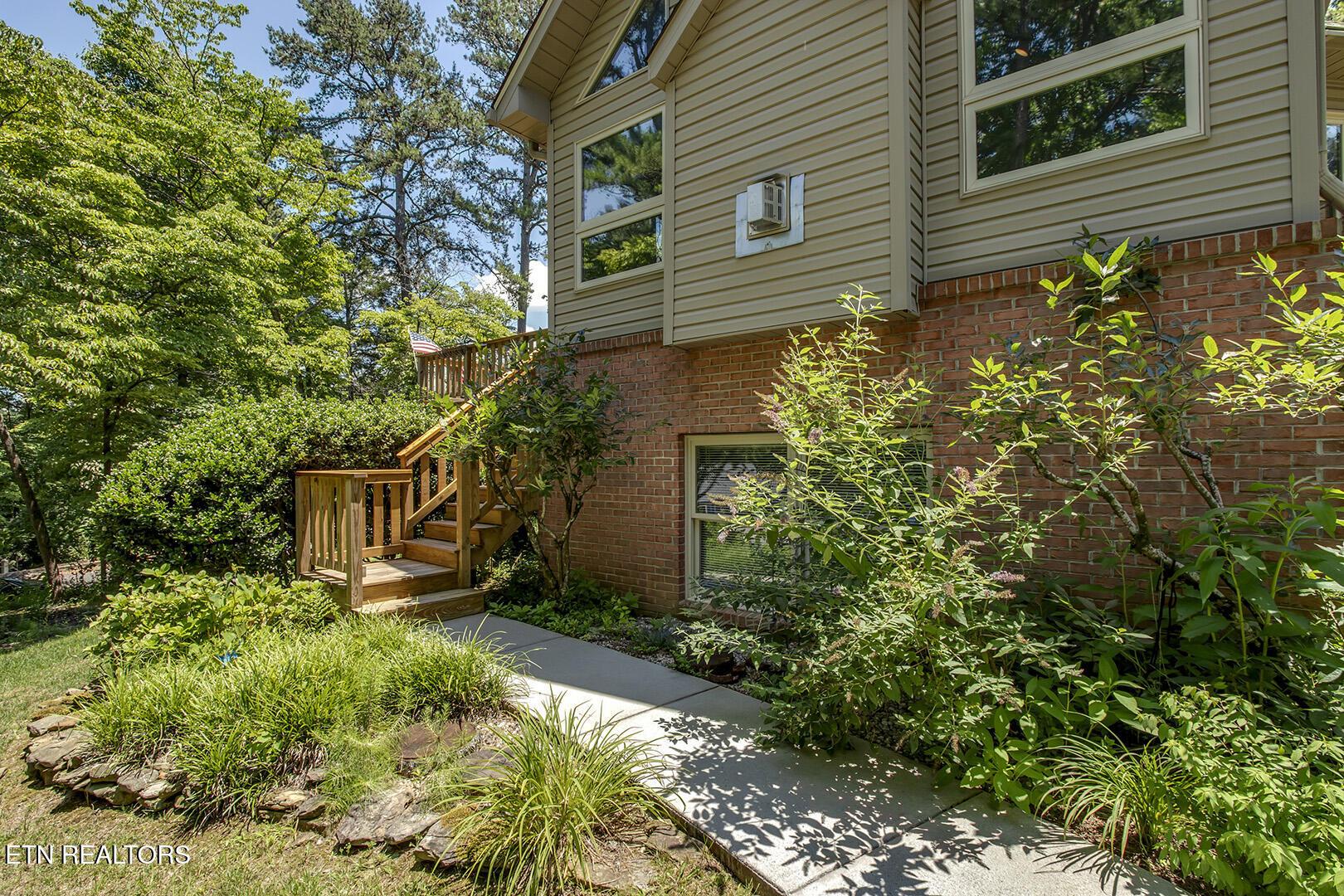 Image 3: 03_137 Depew Drive_FrontWalk