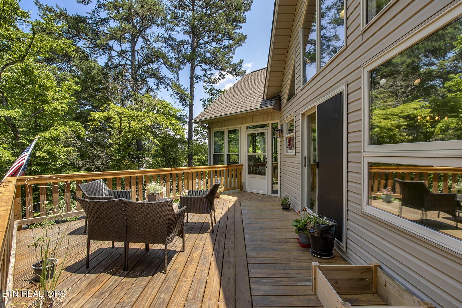 Image 4: 04_137 Depew Drive_FrontDeck01
