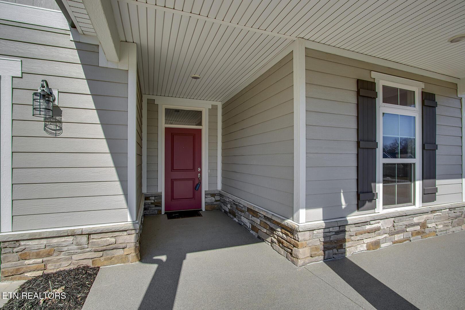 Image 4: 04_403 Sycamore Place_FrontEntry