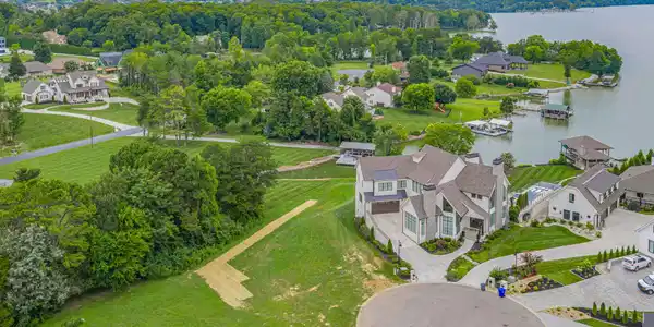 Image 4: 4-web-or-mls-1607 Yatchsman Way-4