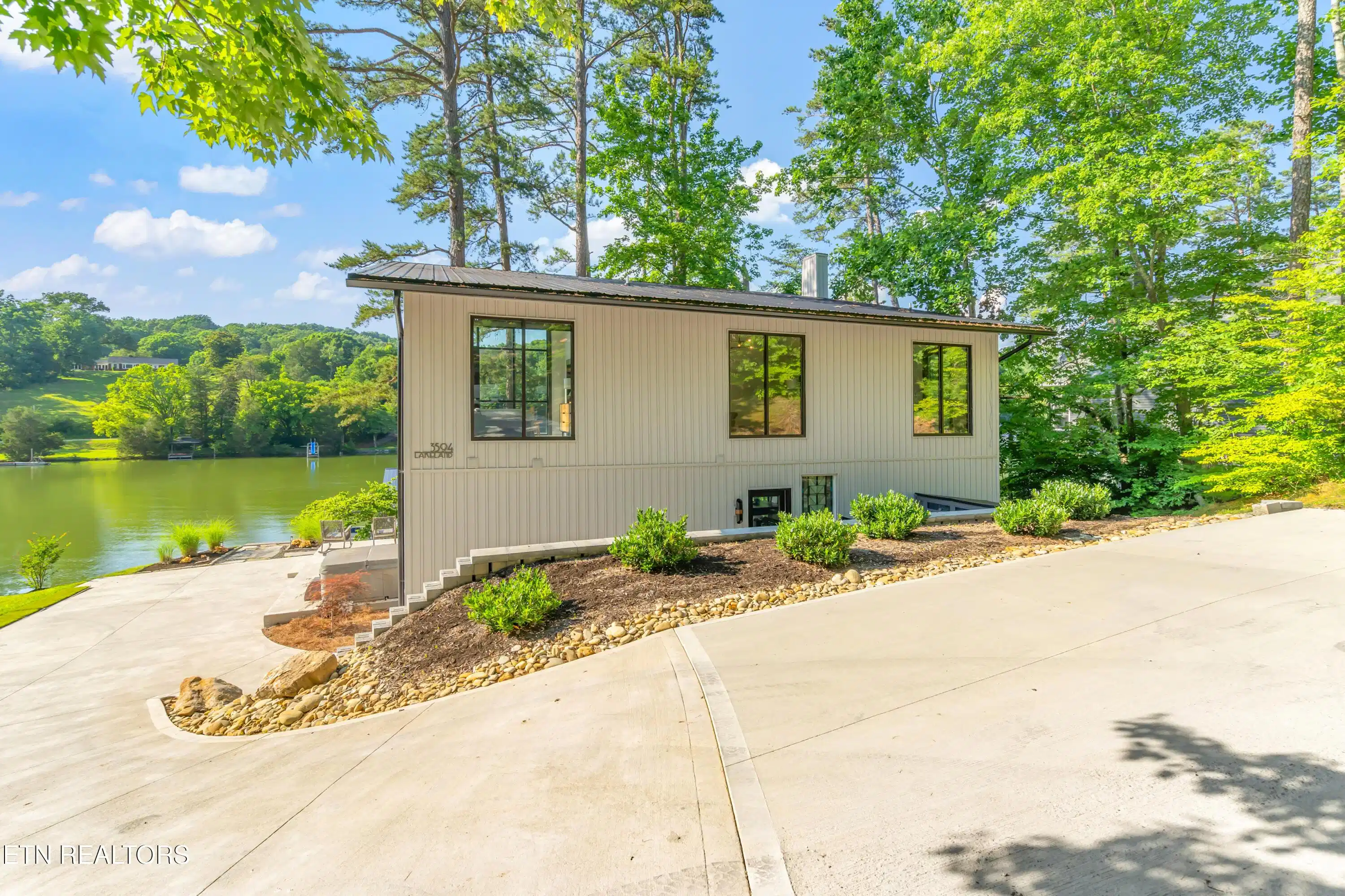 Image 1: 3-print-3594 Lakeland Drive-42