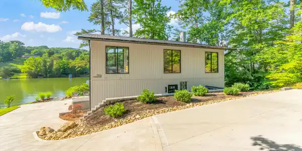 3594 Lakeland Drive