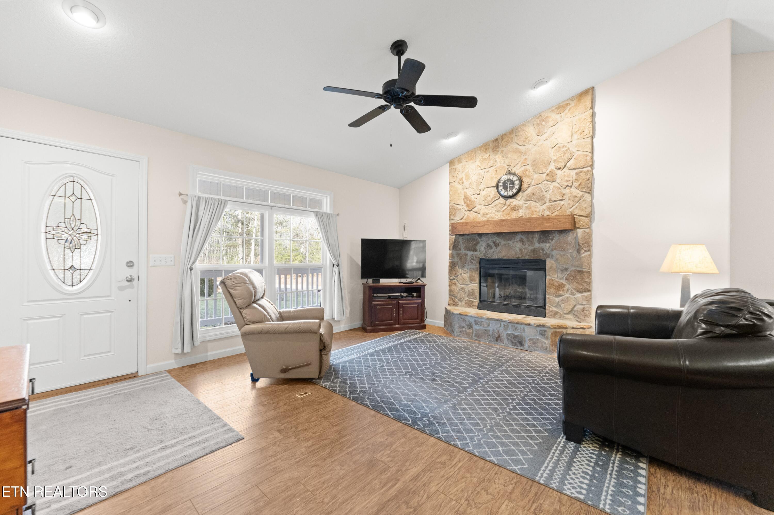 Image 4: Interior Living/Foyer