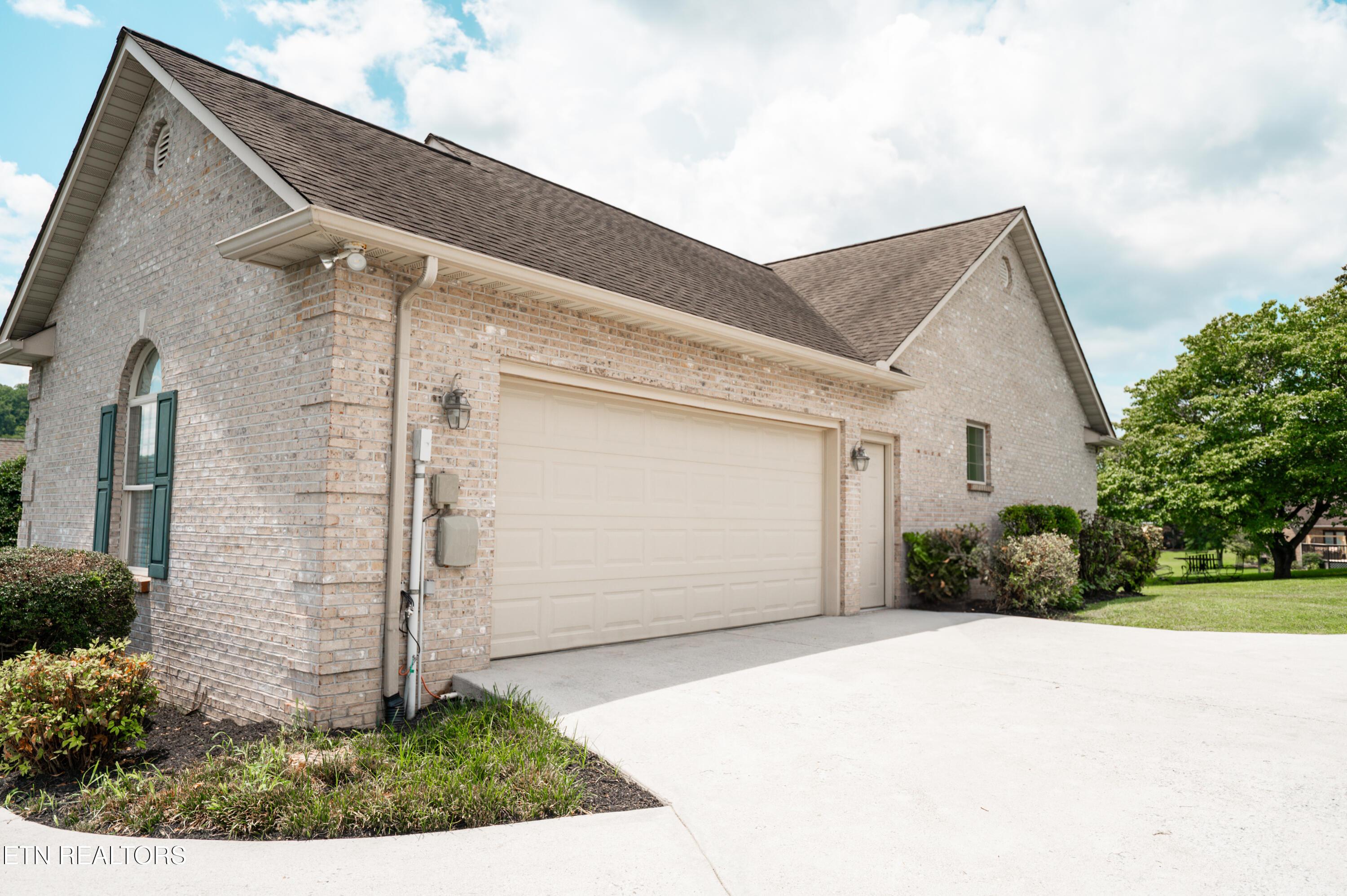 Image 2: garage