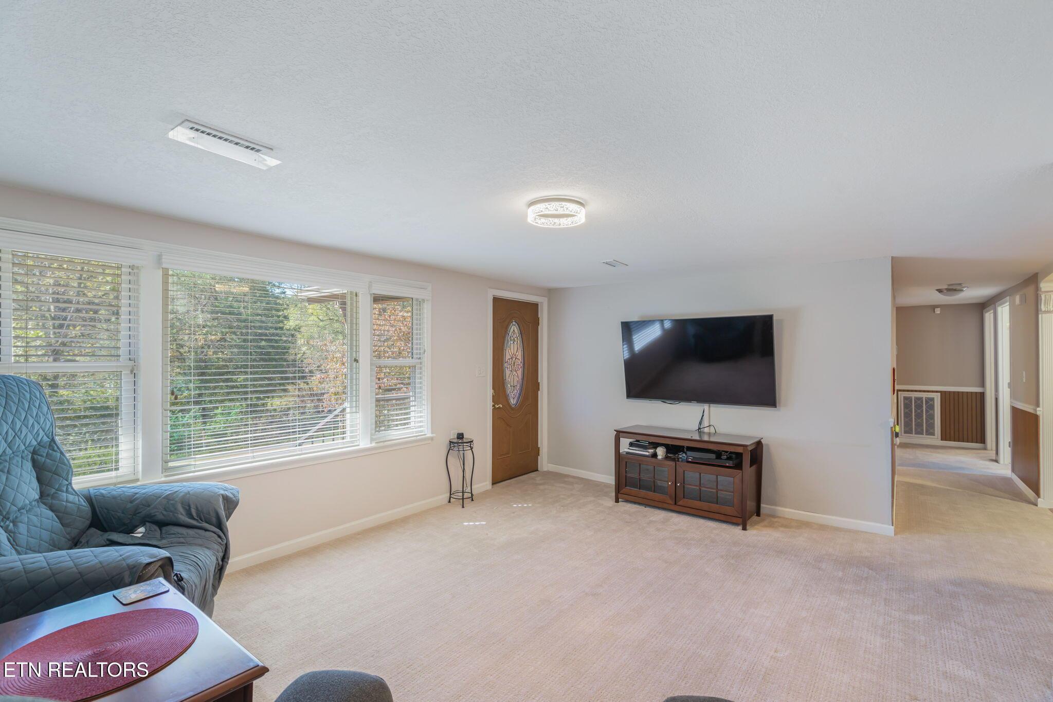 Image 4: Front entrance living room