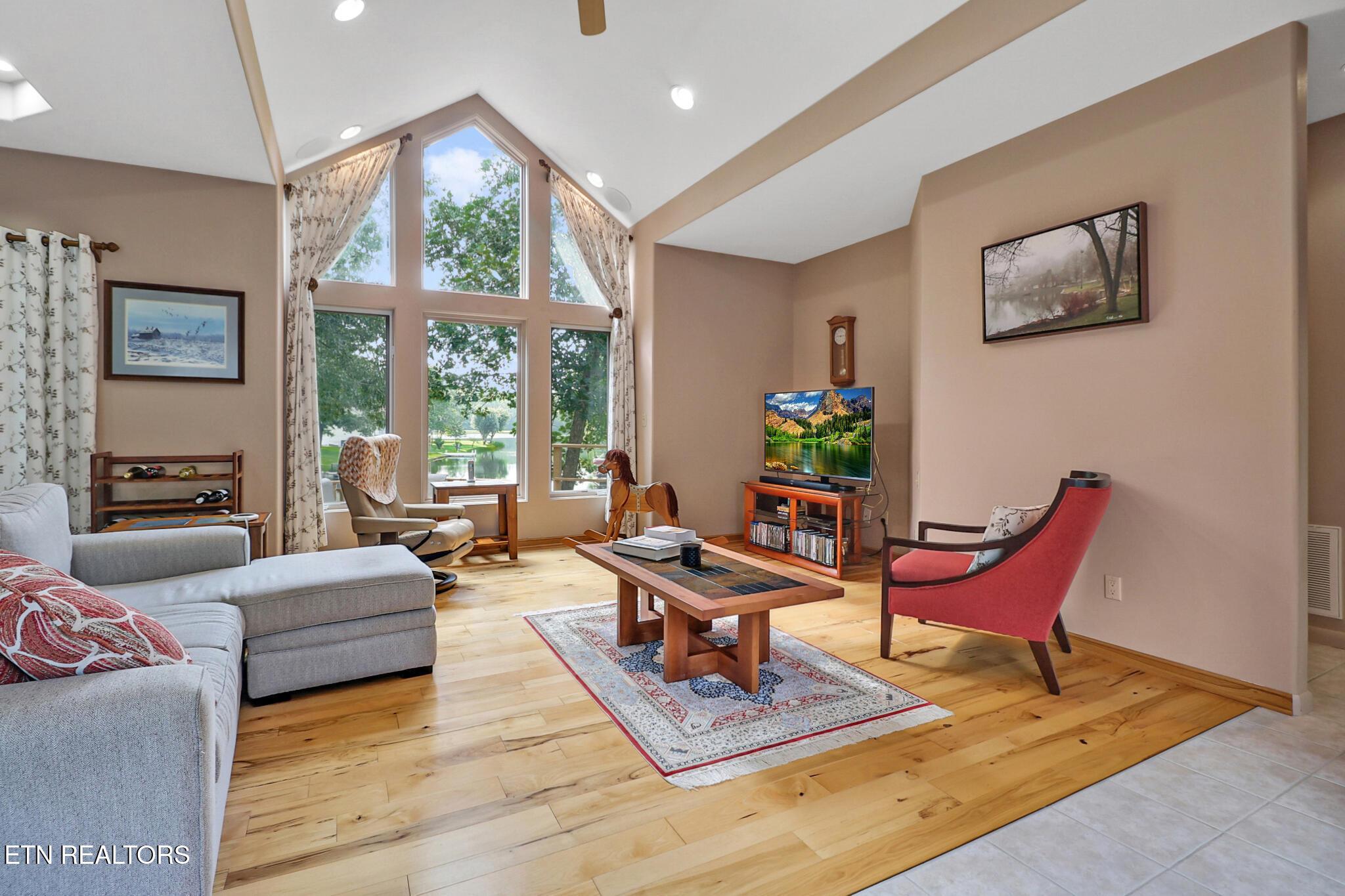 Image 2: Living room