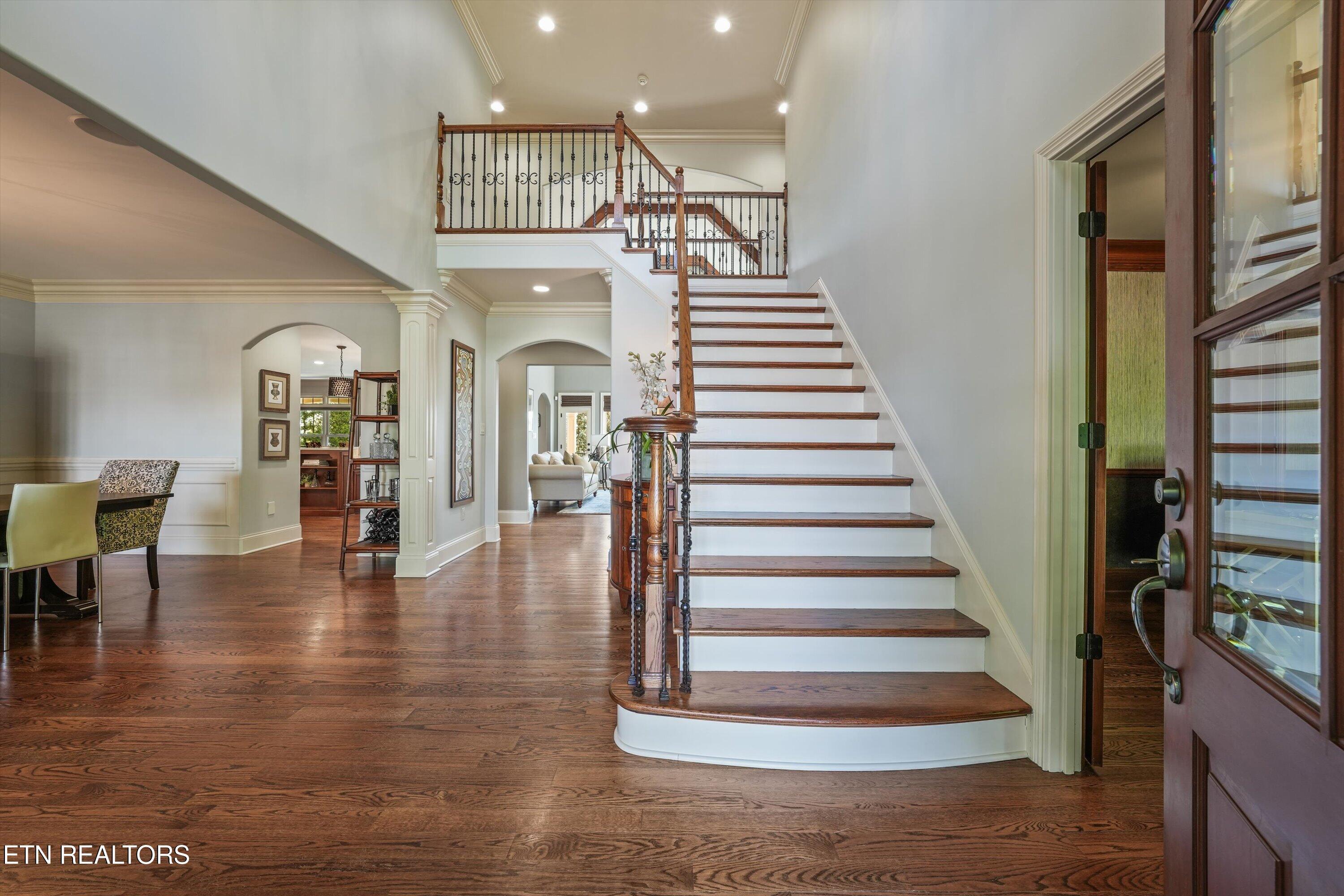 Image 4: Foyer