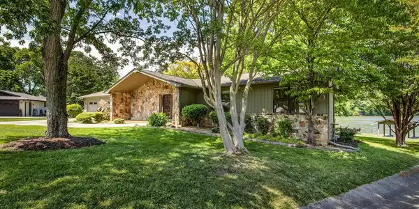 Image 3: 03_RiverTraceLane_3701_FrontRight