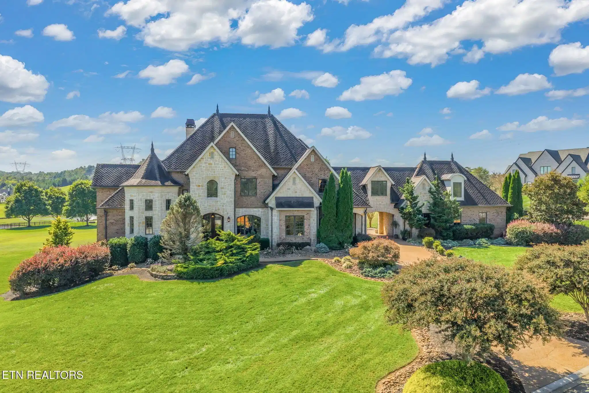 Image 1: 1-web-or-mls-203 Lake Forest Way-18