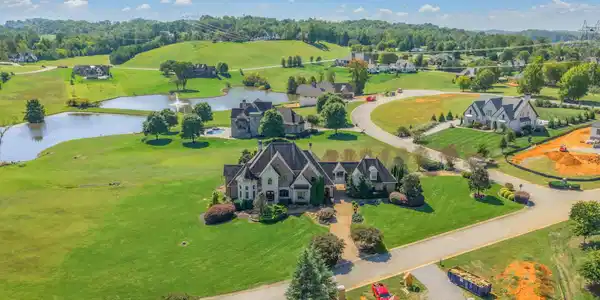 Image 2: 95-web-or-mls-203 Lake Forest Way-7
