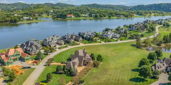 Image 4: 97-web-or-mls-203 Lake Forest Way-9