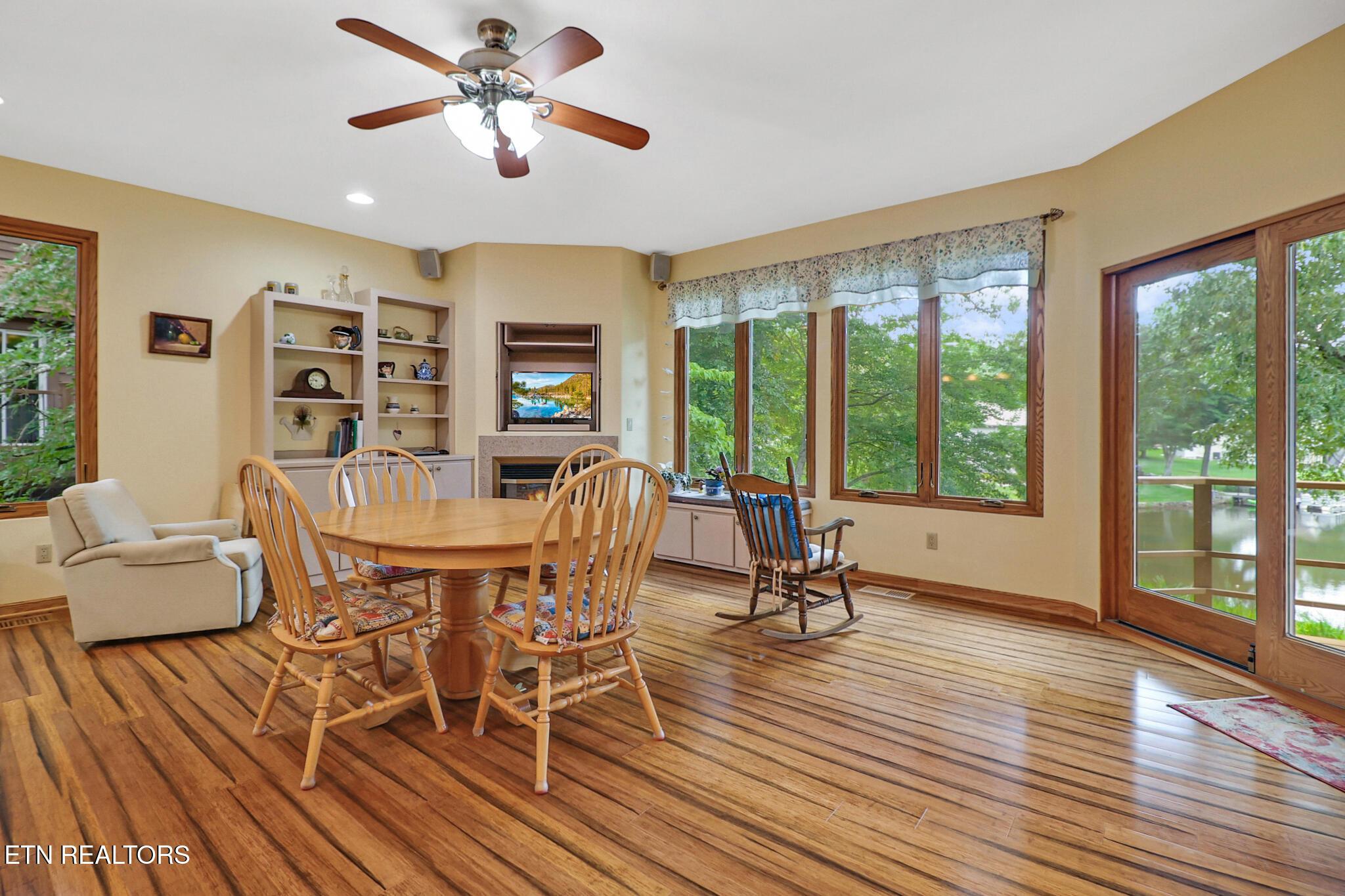 Image 3: Breakfast nook/Family room