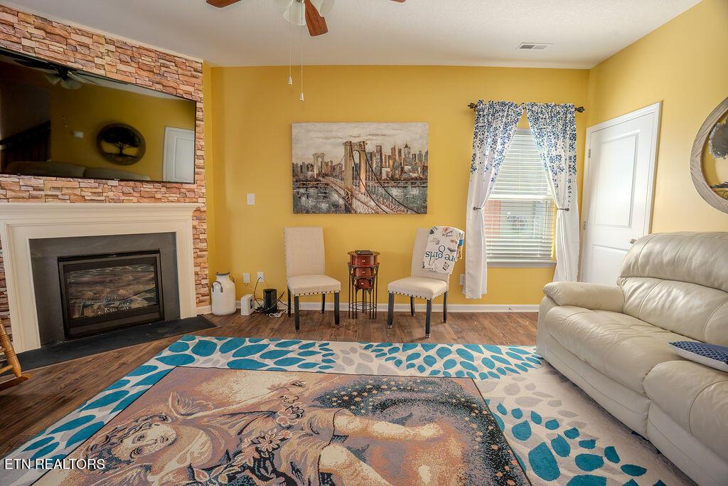 Image 3: living room