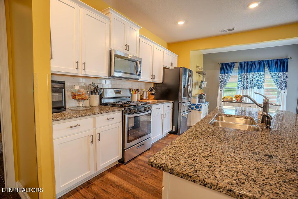 Image 4: kitchen