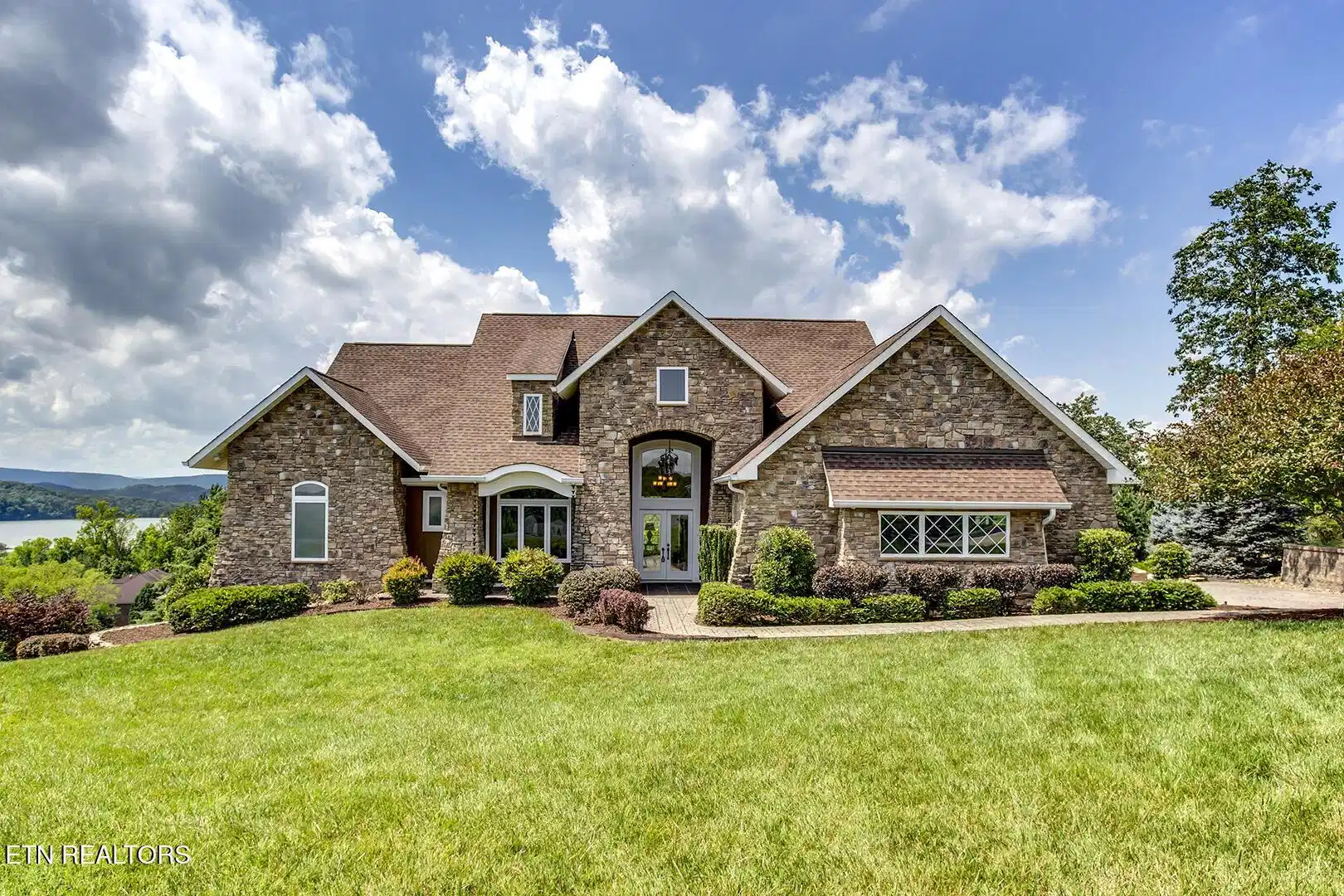 Image 1: 01_MajesticViewDrive_216_Front