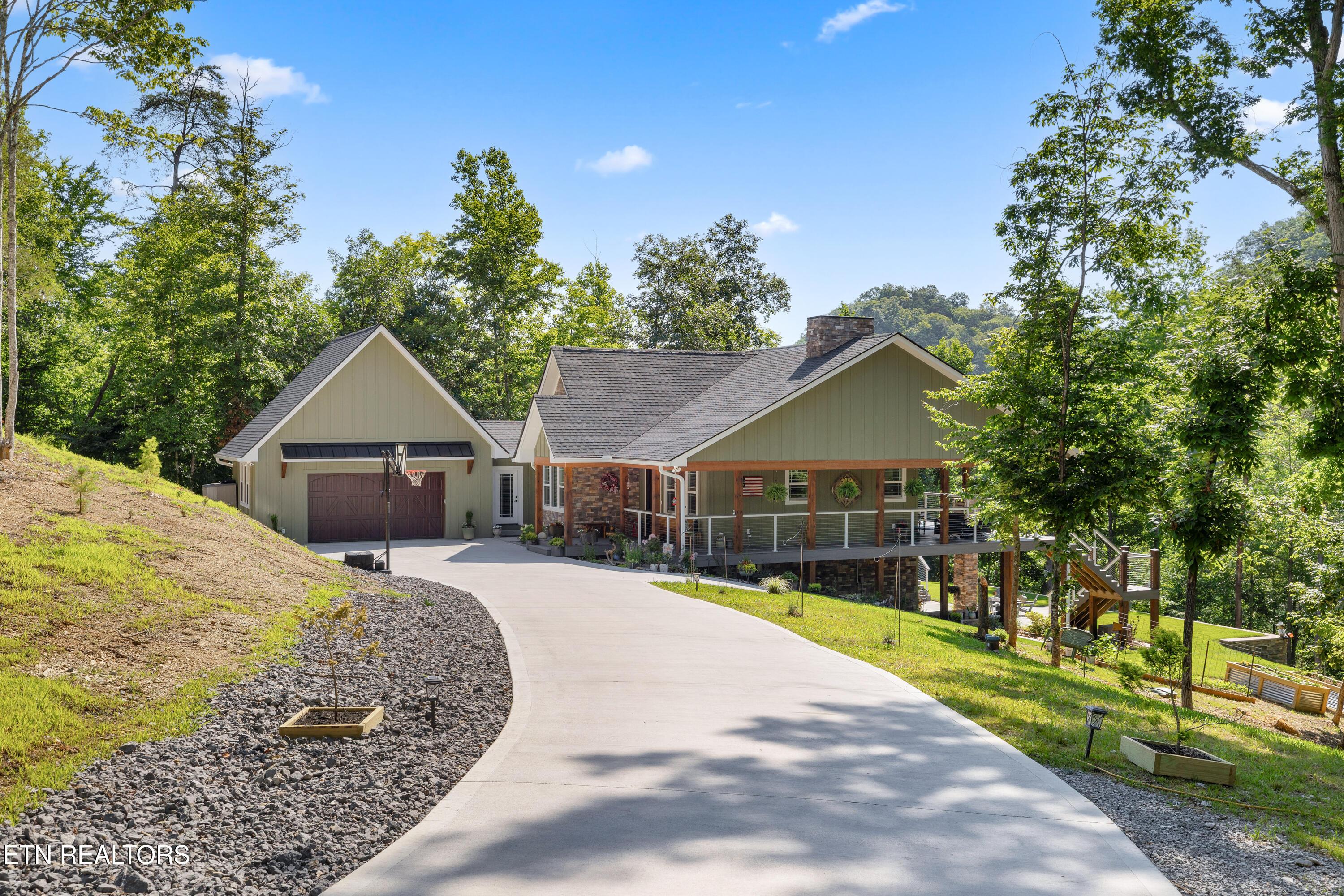 Image 1: Easy driveway to the house and garage
